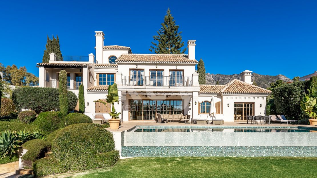 Exquisite Short-Term Villa Rental with Mountain and Sea Views in La Carolina, Golden Mile