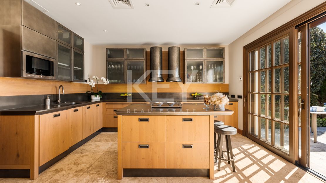 Exquisite villa for short term rent with mountain and sea views in La Carolina, Golden Mile