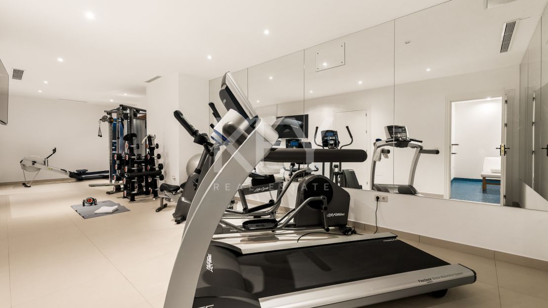 Exquisite villa for short term rent with mountain and sea views in La Carolina, Golden Mile