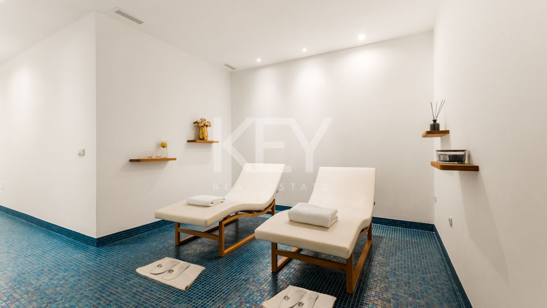 Exquisite villa for short term rent with mountain and sea views in La Carolina, Golden Mile