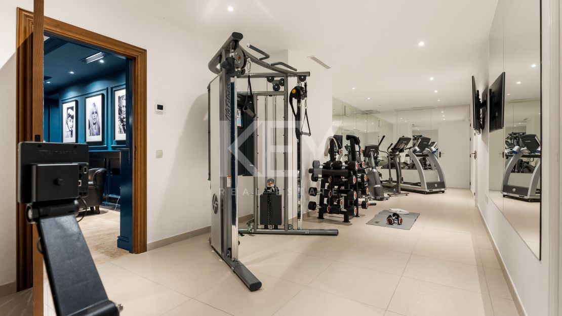 Exquisite villa for short term rent with mountain and sea views in La Carolina, Golden Mile