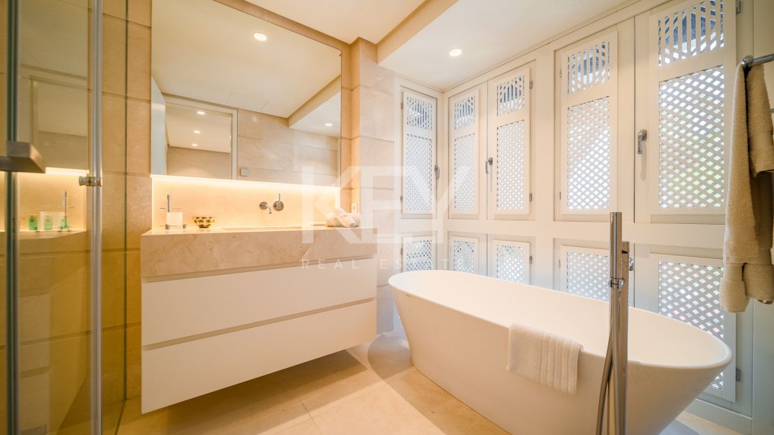 Впечатляющий двухуровневый пентхаус на продажу в Пуэнте Романо, Марбелья