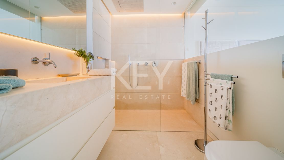 Впечатляющий двухуровневый пентхаус на продажу в Пуэнте Романо, Марбелья