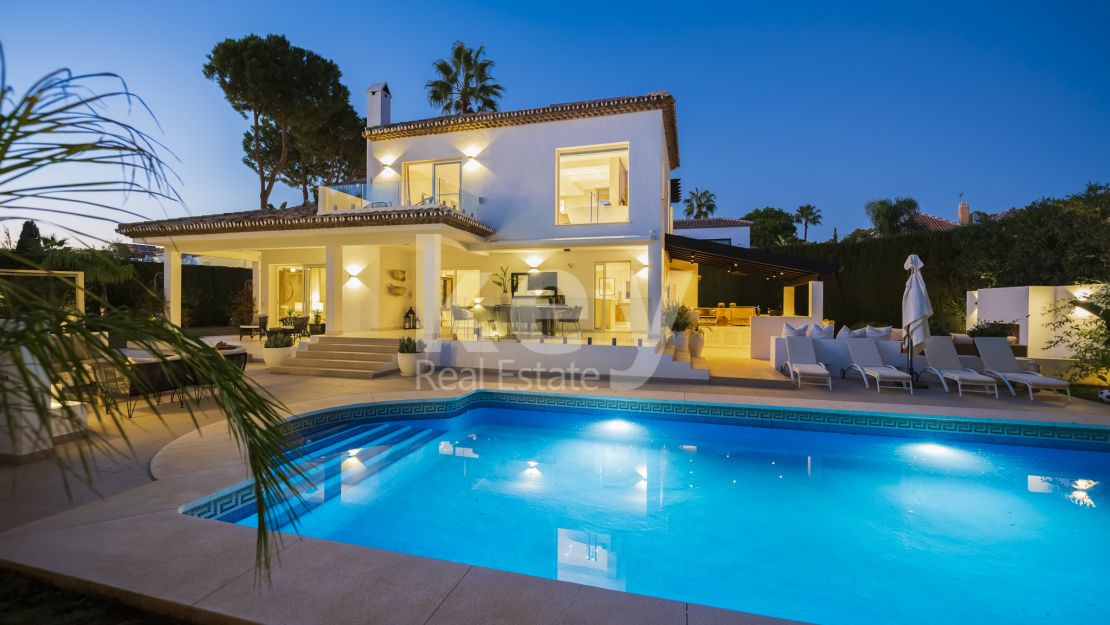 Casa de estilo clásico andaluz con acabados modernos en Marbella Country Club en venta