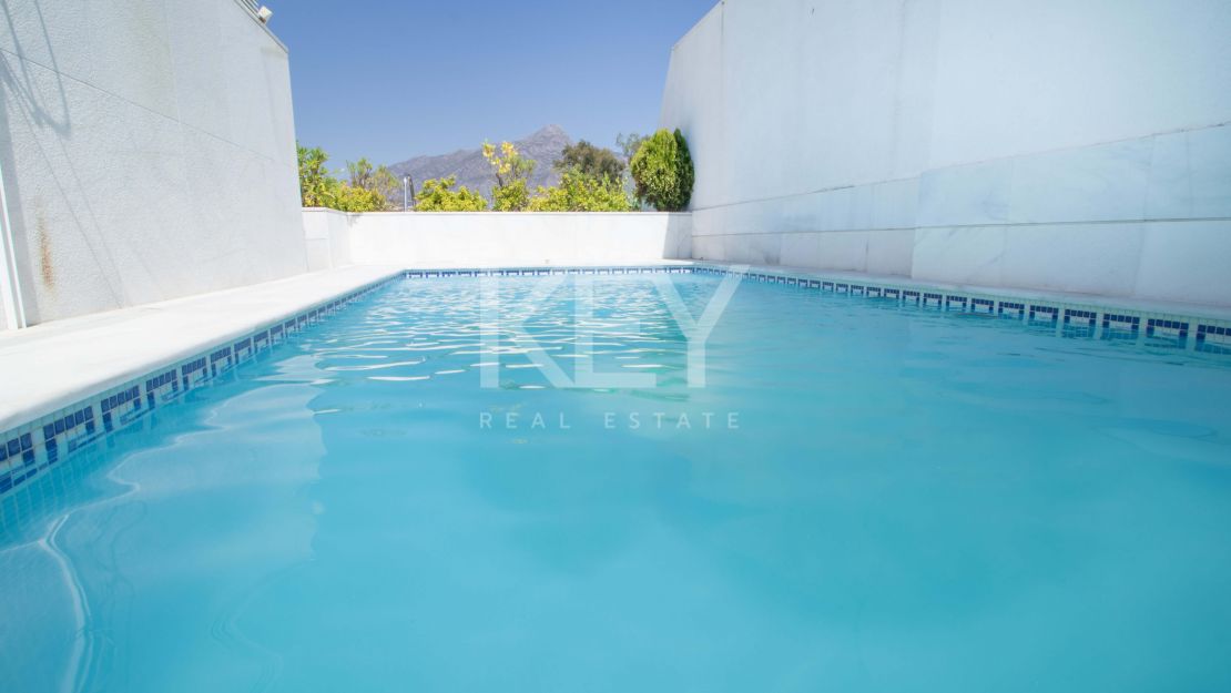 Stunning front line golf penthouse in Nueva Andalucia