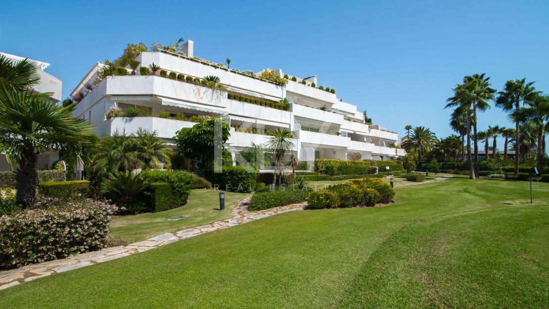 Stunning front line golf penthouse in Nueva Andalucia