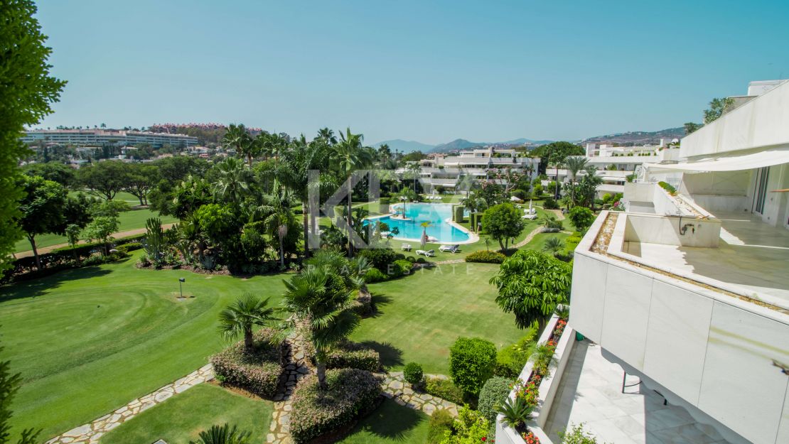 Stunning front line golf penthouse in Nueva Andalucia