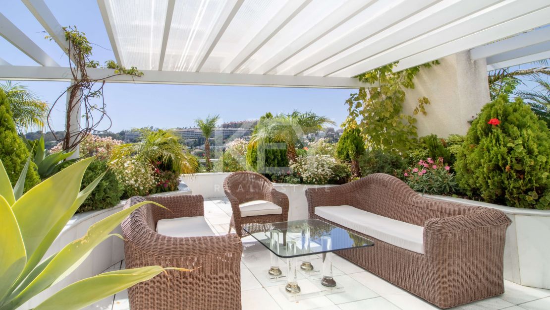 Stunning front line golf penthouse in Nueva Andalucia