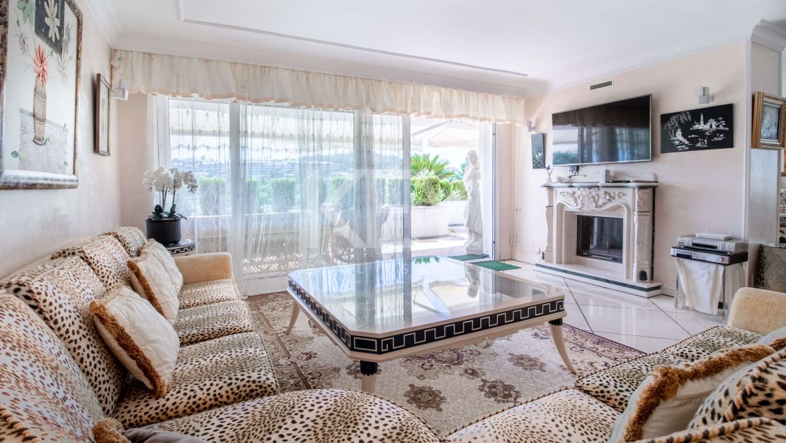 Stunning front line golf penthouse in Nueva Andalucia