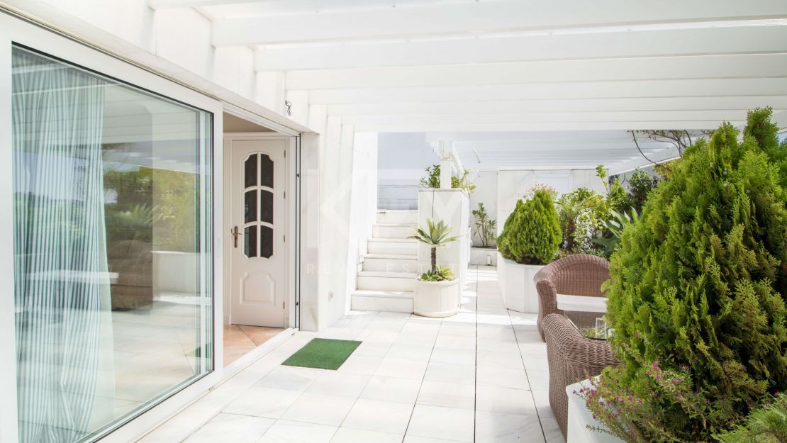 Stunning front line golf penthouse in Nueva Andalucia