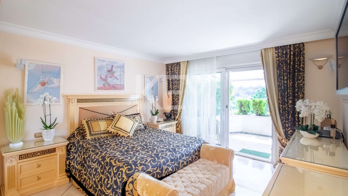 Stunning front line golf penthouse in Nueva Andalucia