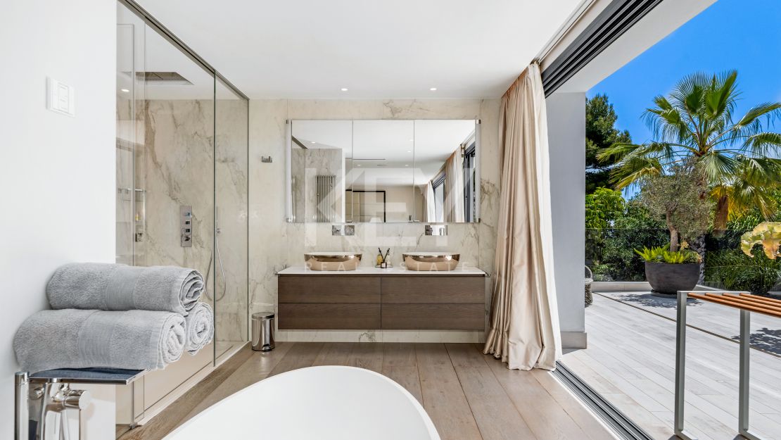 Вилла Queen: роскошная вилла для отдыха с джакузи на крыше, кинотеатром и СПА в Cascada de Camoján