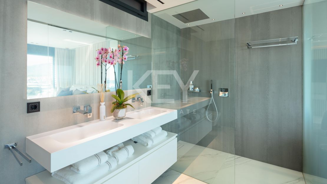 Элегантная современная квартира, расположенная в знаменитом Пуэрто Банус.