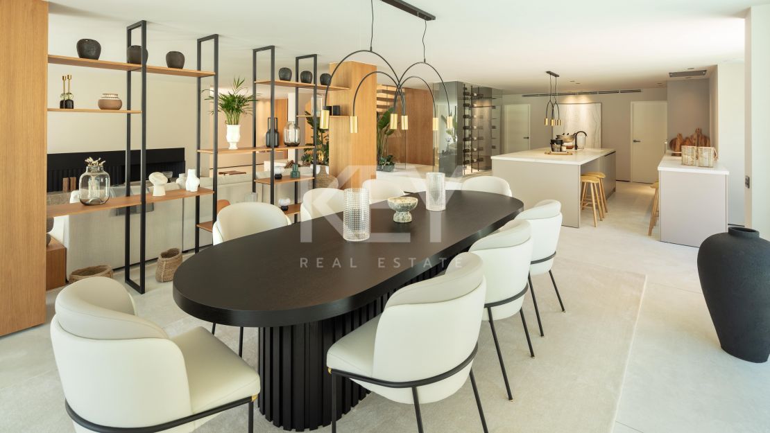 Villa moderna con vistas al golf y diseño elegante en Nueva Andalucía