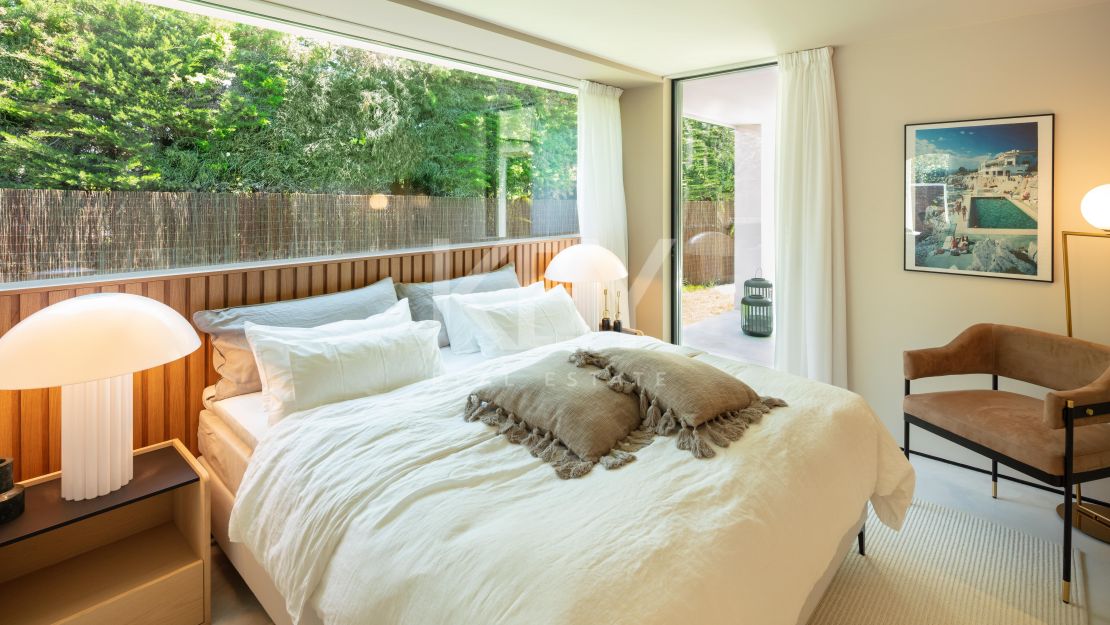 Villa moderna con vistas al golf y diseño elegante en Nueva Andalucía