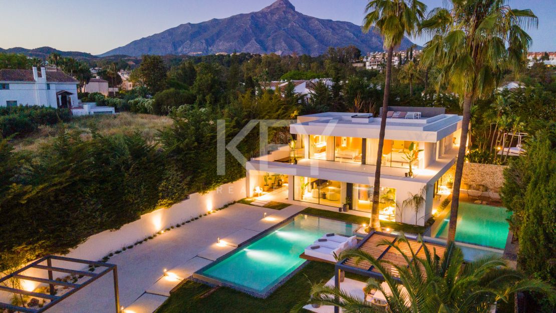 Villa moderna con vistas al golf y diseño elegante en Nueva Andalucía