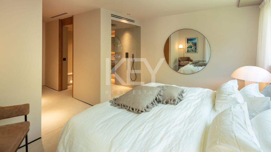 Villa moderna con vistas al golf y diseño elegante en Nueva Andalucía