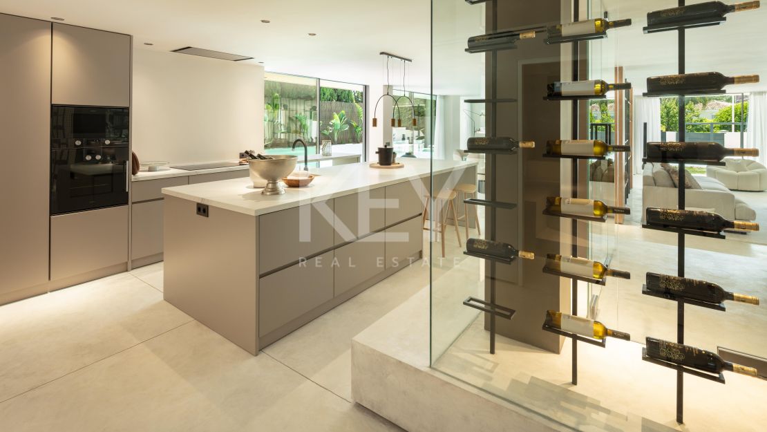 Villa moderna con vistas al golf y diseño elegante en Nueva Andalucía