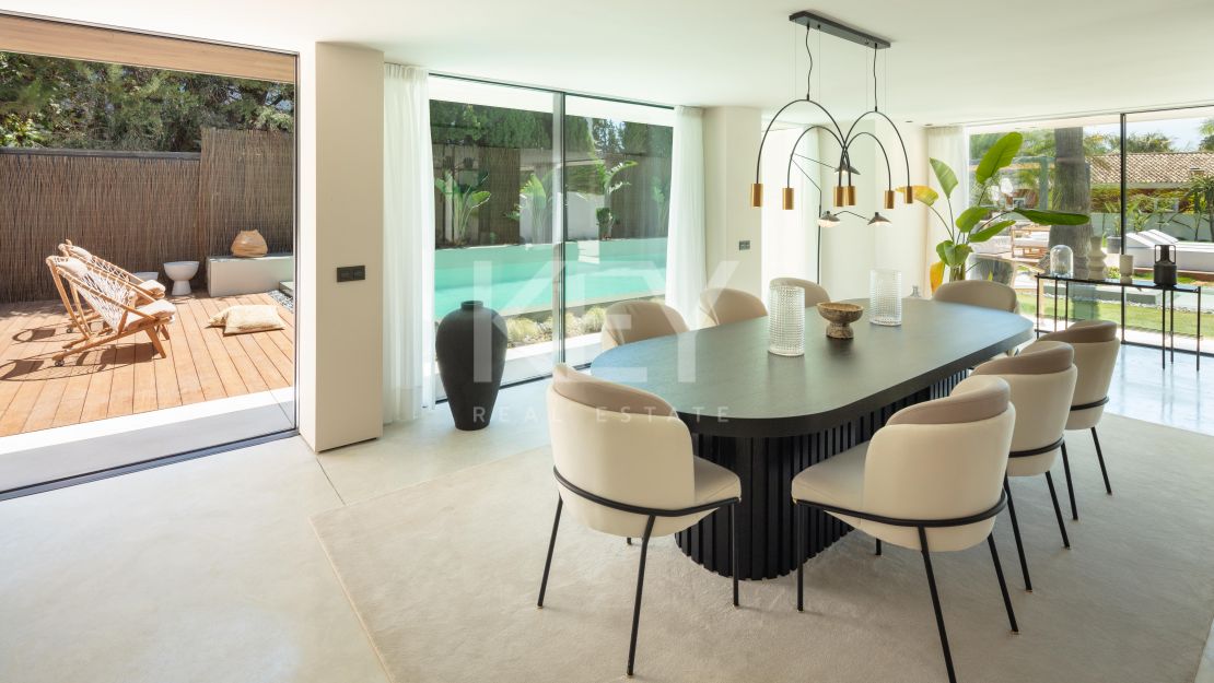 Villa moderna con vistas al golf y diseño elegante en Nueva Andalucía
