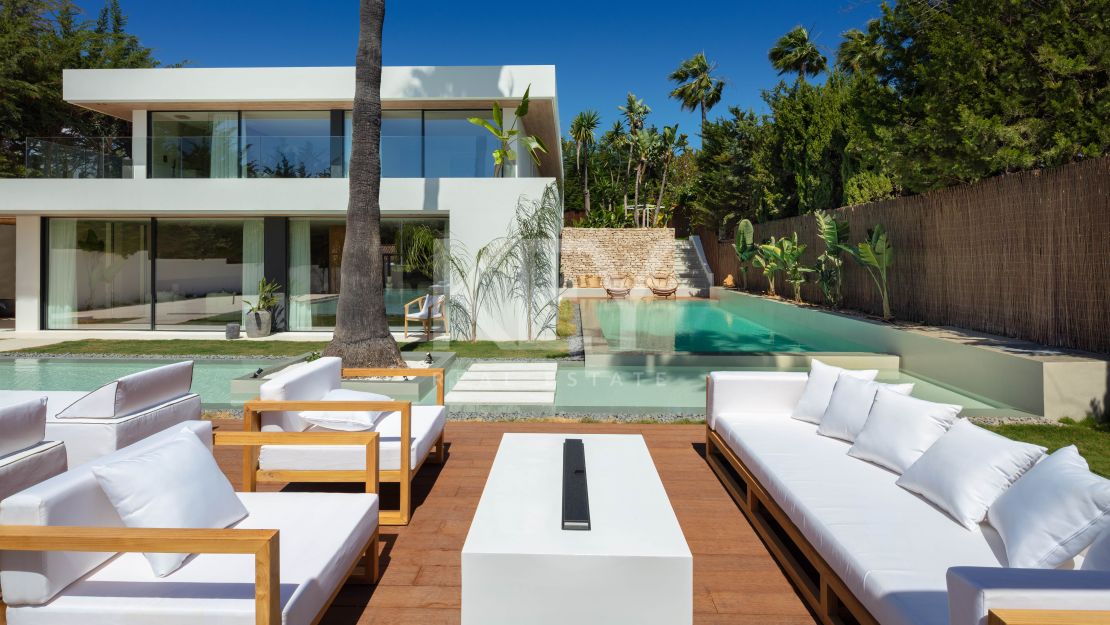 Villa moderna con vistas al golf y diseño elegante en Nueva Andalucía