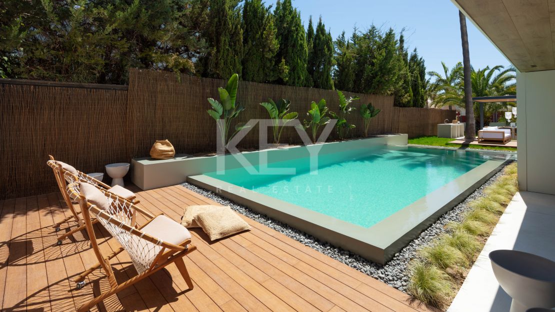 Villa moderna con vistas al golf y diseño elegante en Nueva Andalucía