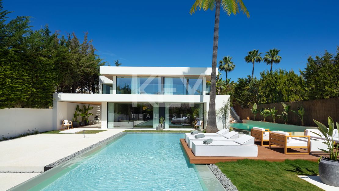 Modern villa with golf views and elegant design in Nueva Andalucía