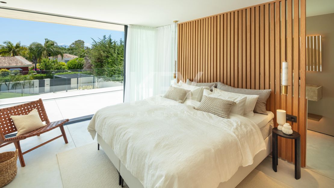 Villa moderna con vistas al golf y diseño elegante en Nueva Andalucía