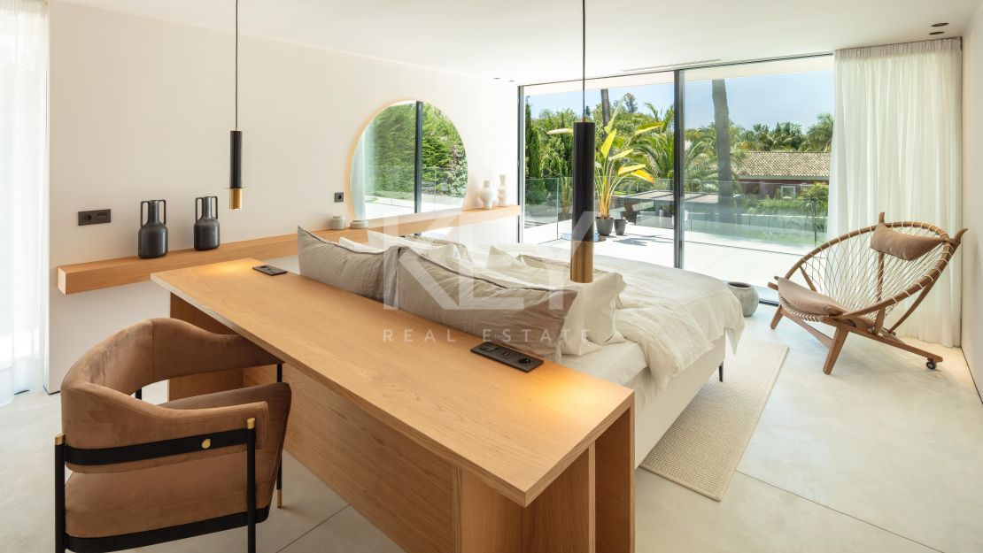 Villa moderna con vistas al golf y diseño elegante en Nueva Andalucía