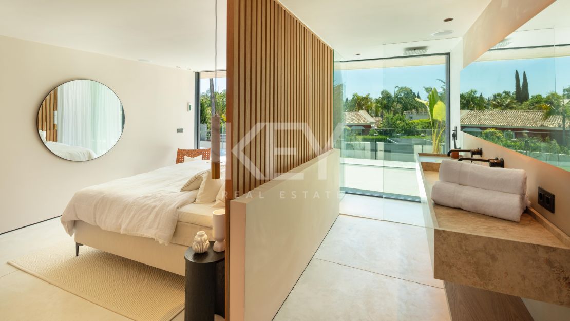 Villa moderna con vistas al golf y diseño elegante en Nueva Andalucía