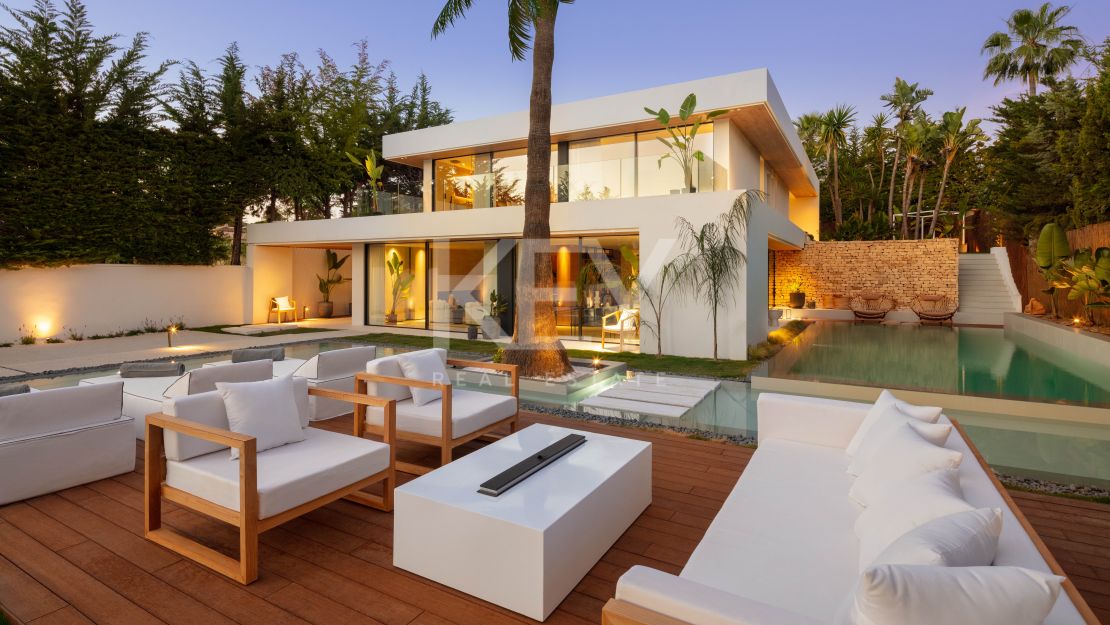Villa moderna con vistas al golf y diseño elegante en Nueva Andalucía