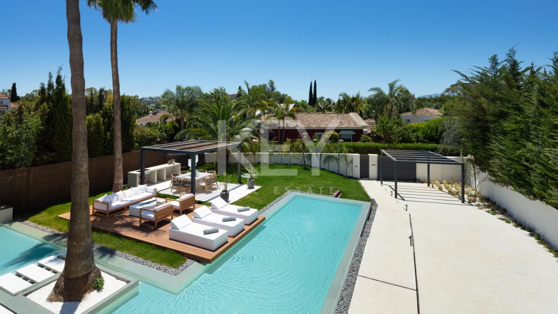 Villa moderna con vistas al golf y diseño elegante en Nueva Andalucía