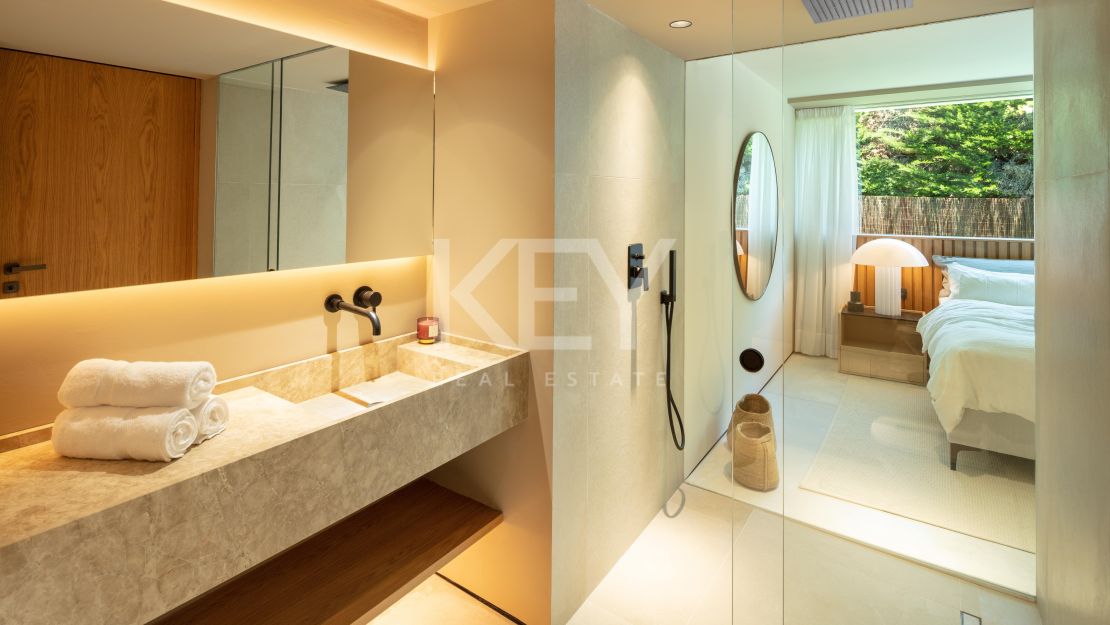 Villa moderna con vistas al golf y diseño elegante en Nueva Andalucía