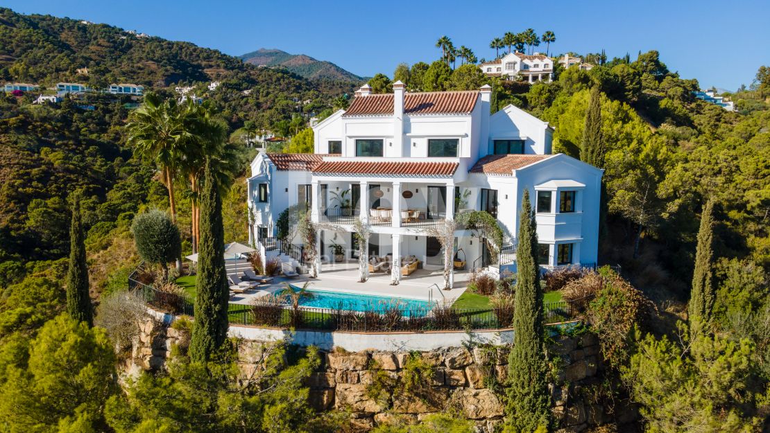 A grand Andalusian mansion with breathtaking sea and mountain views