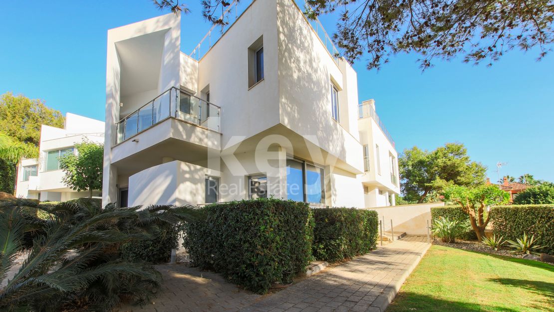 Modern townhouse for long term rental in the urbanisation of Sierra Blanca, Golden Mile, Marbella
