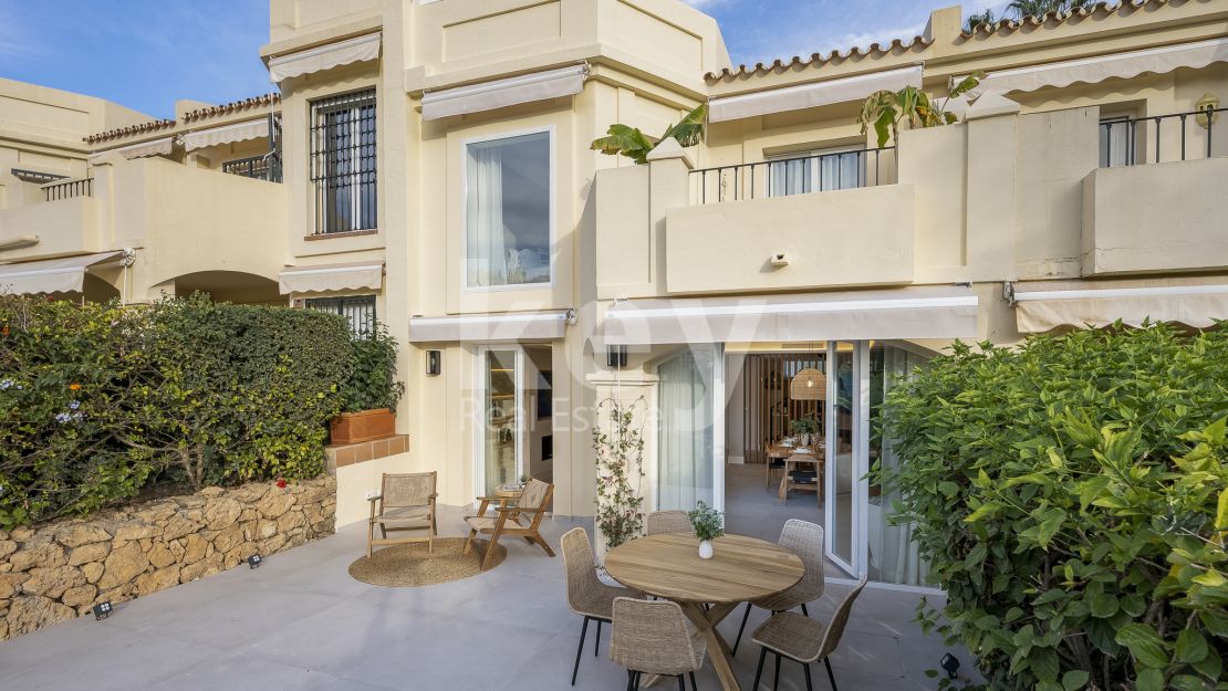 Impresionante casa adosada en La Quinta con magníficas vistas a la montaña, al mar y al golf en venta.