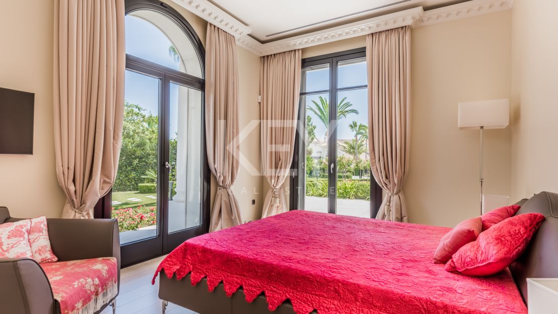 Elegante Villa rodeada de Naturaleza en Las Chapas, Marbella.