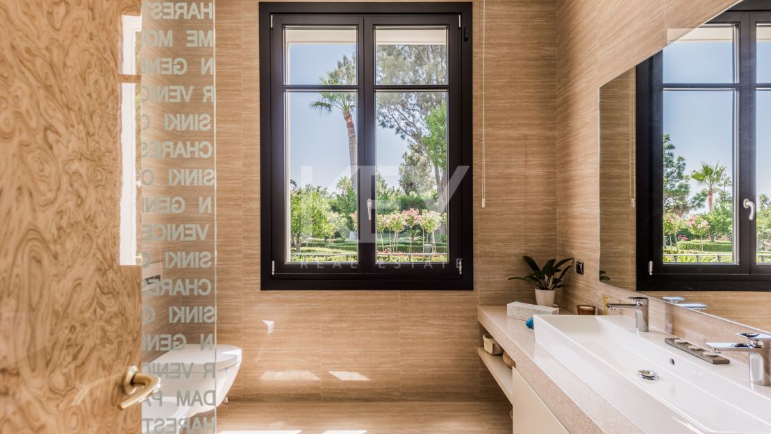 Elegante Villa rodeada de Naturaleza en Las Chapas, Marbella.