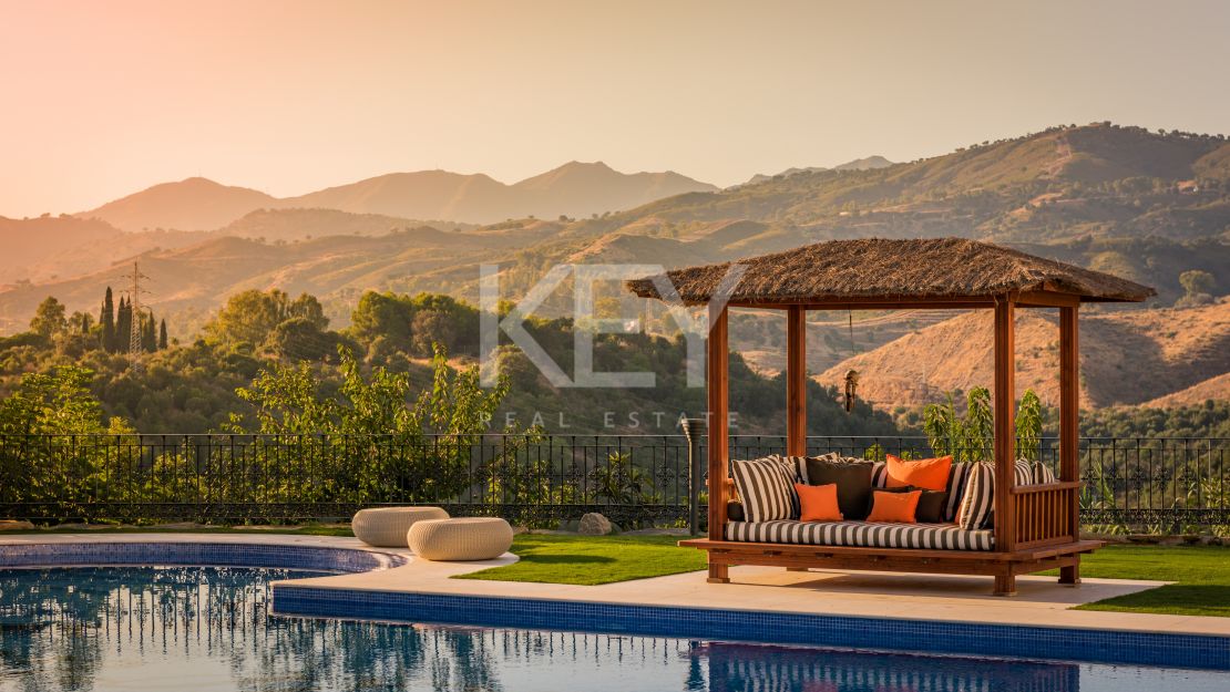 Elegante Villa rodeada de Naturaleza en Las Chapas, Marbella.