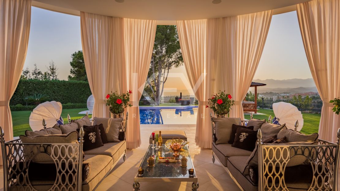 Elegante Villa rodeada de Naturaleza en Las Chapas, Marbella.