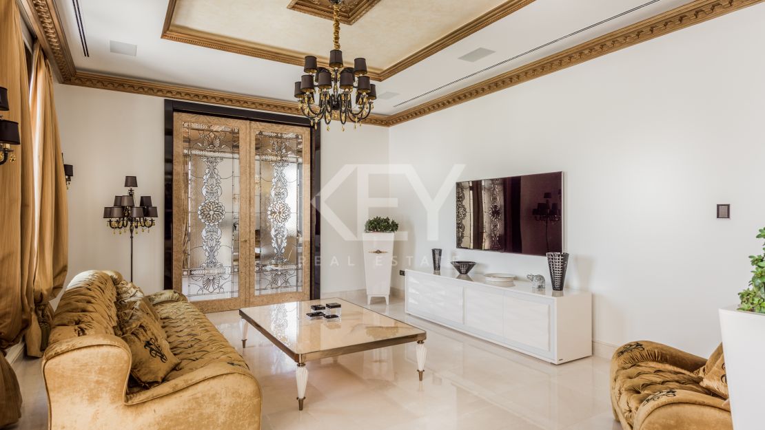 Elegante Villa rodeada de Naturaleza en Las Chapas, Marbella.