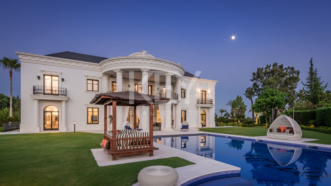 Elegante Villa rodeada de Naturaleza en Las Chapas, Marbella.