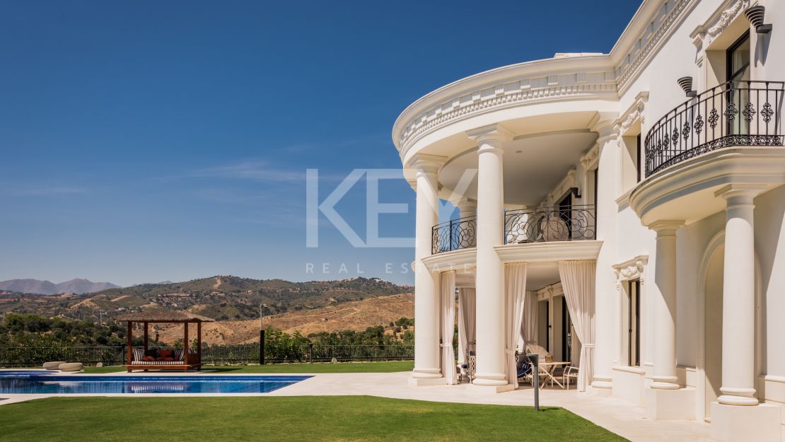 Elegante Villa rodeada de Naturaleza en Las Chapas, Marbella.