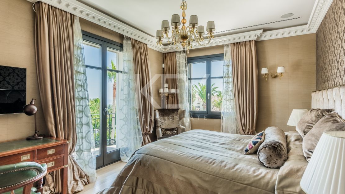 Elegante Villa rodeada de Naturaleza en Las Chapas, Marbella.