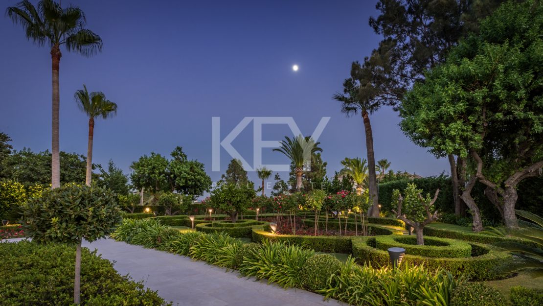 Elegante Villa rodeada de Naturaleza en Las Chapas, Marbella.
