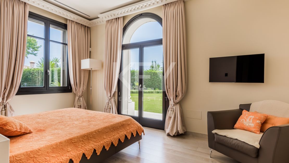 Elegante Villa rodeada de Naturaleza en Las Chapas, Marbella.