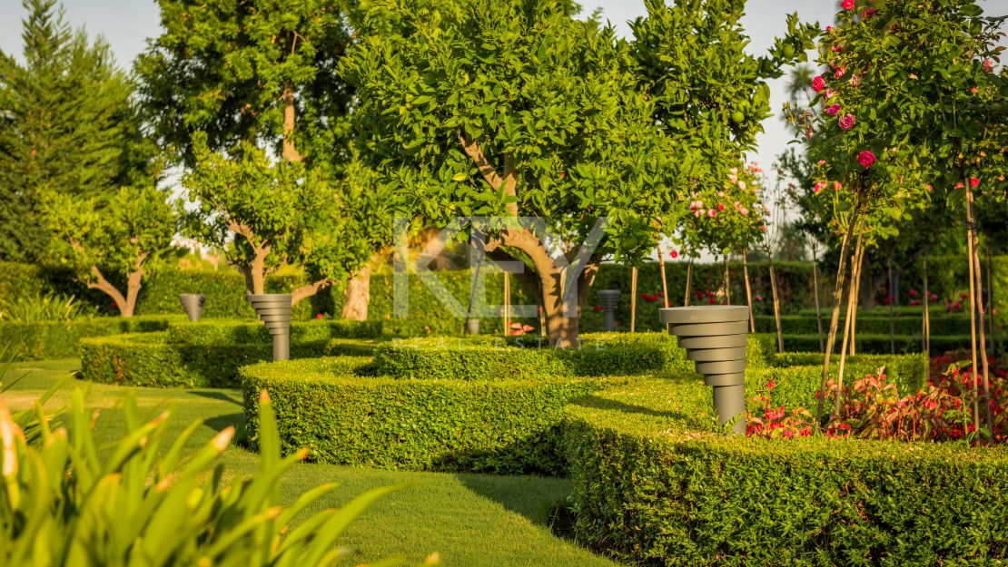 Elegante Villa rodeada de Naturaleza en Las Chapas, Marbella.