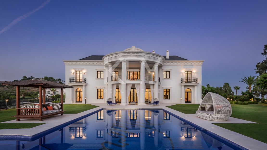 Elegante Villa rodeada de Naturaleza en Las Chapas, Marbella.