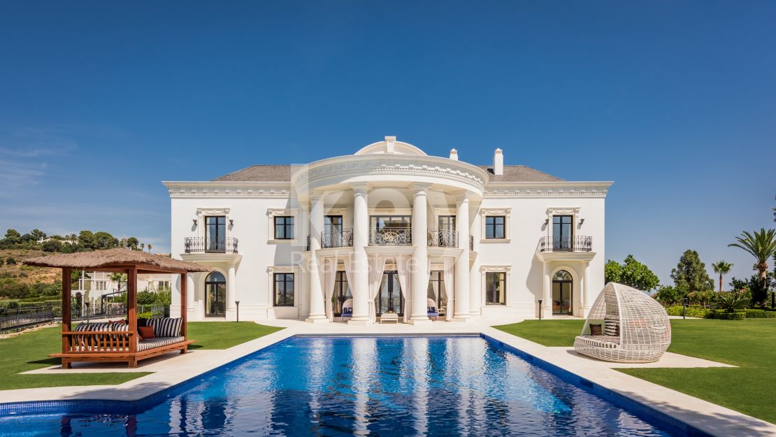 Elegante Villa rodeada de Naturaleza en Las Chapas, Marbella.