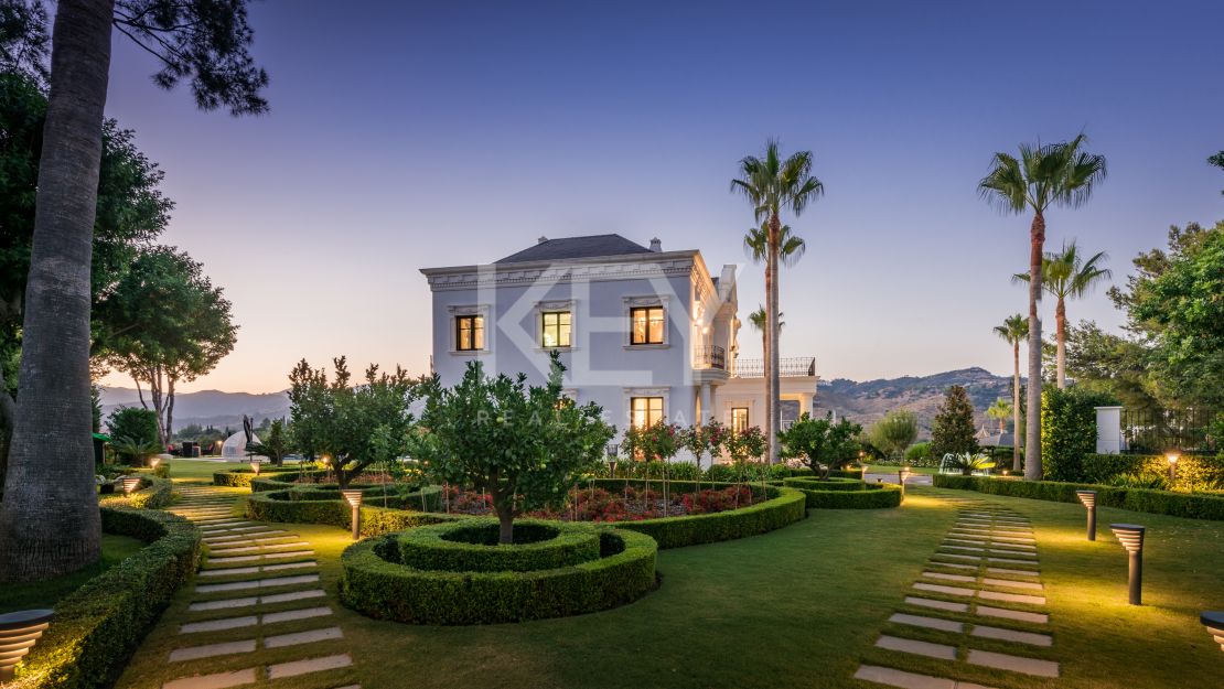 Elegante Villa rodeada de Naturaleza en Las Chapas, Marbella.