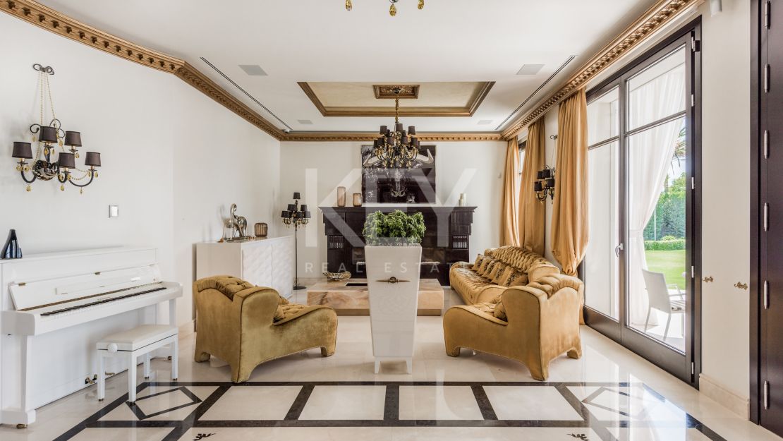 Elegante Villa rodeada de Naturaleza en Las Chapas, Marbella.